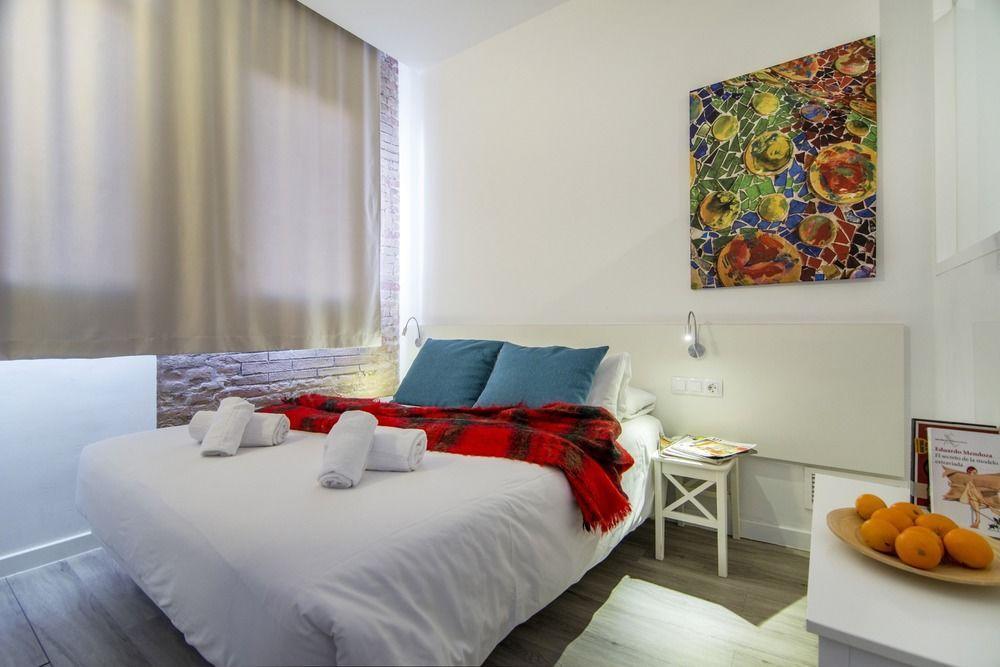 Happy People Sagrada Familia Gaudi Apartment บาร์เซโลนา ภายนอก รูปภาพ
