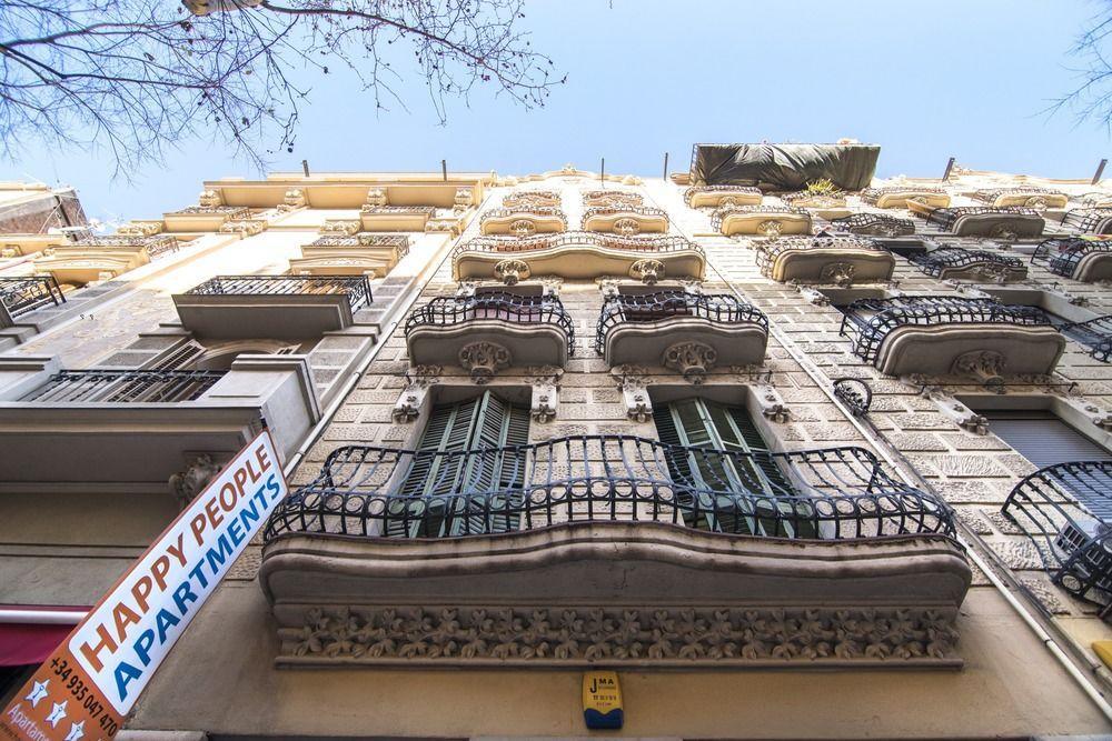 Happy People Sagrada Familia Gaudi Apartment บาร์เซโลนา ภายนอก รูปภาพ