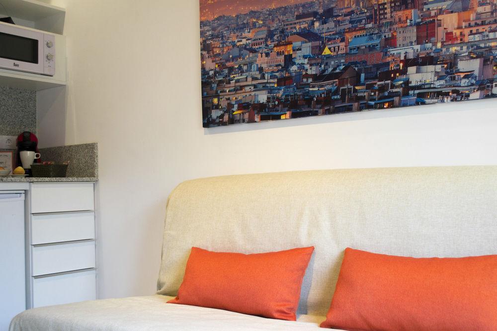 Happy People Sagrada Familia Gaudi Apartment บาร์เซโลนา ภายนอก รูปภาพ