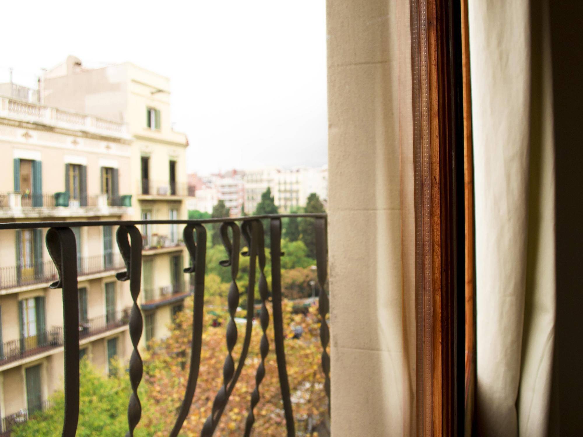 Happy People Sagrada Familia Gaudi Apartment บาร์เซโลนา ภายนอก รูปภาพ