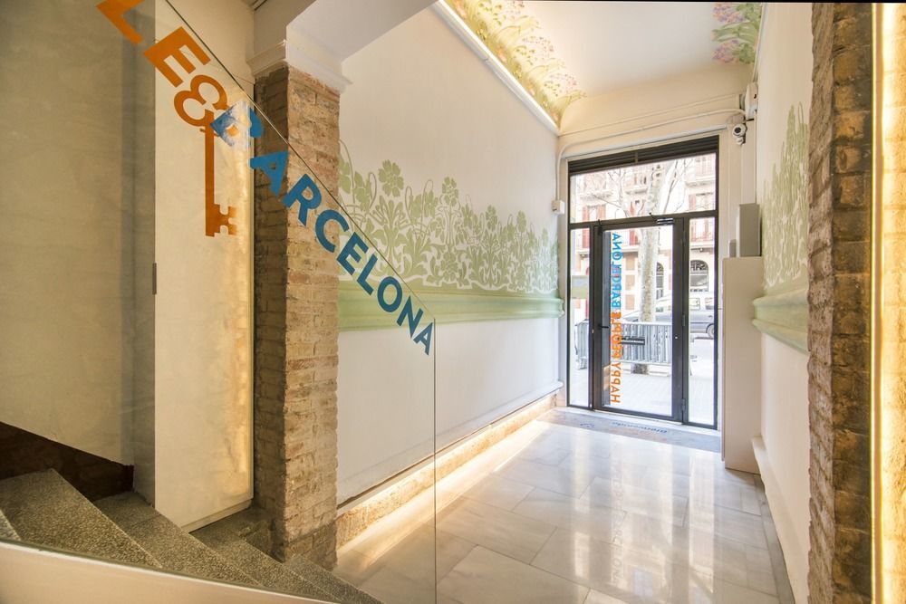 Happy People Sagrada Familia Gaudi Apartment บาร์เซโลนา ภายนอก รูปภาพ